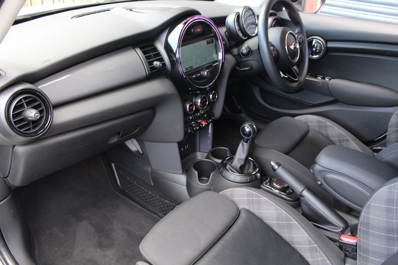 MINI HATCHBACK