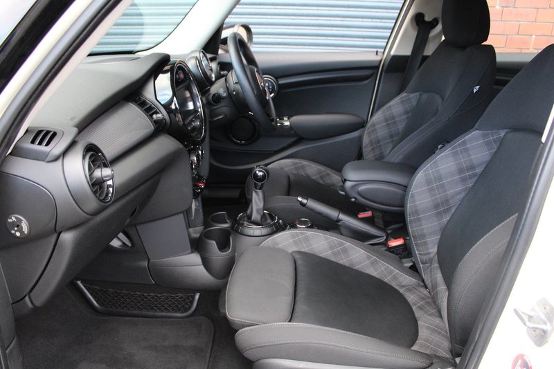 MINI HATCHBACK
