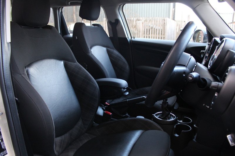 MINI HATCHBACK
