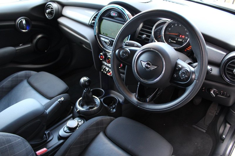 MINI HATCHBACK