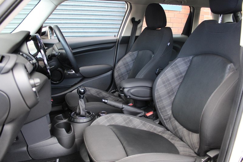 MINI HATCHBACK