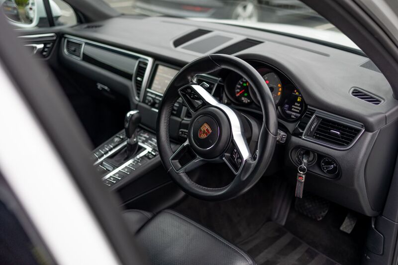 PORSCHE MACAN
