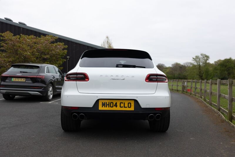 PORSCHE MACAN