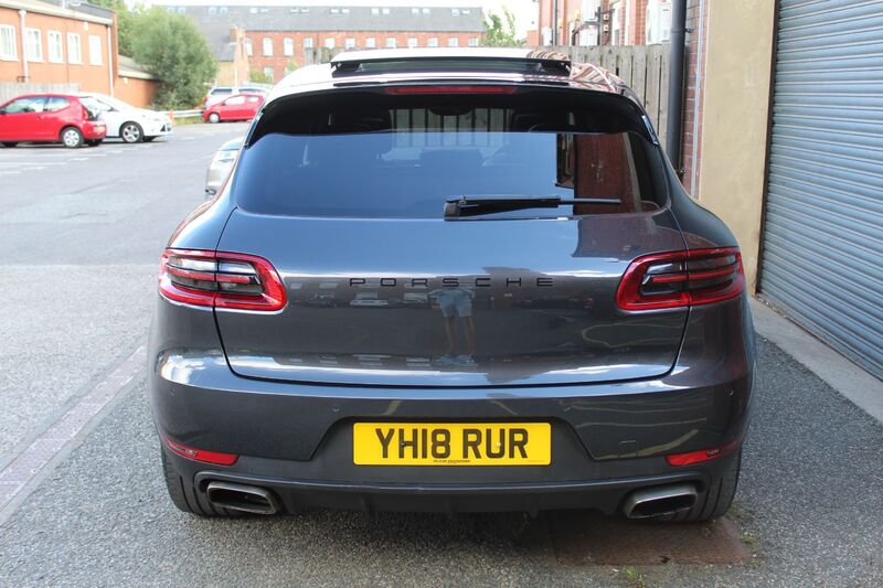 PORSCHE MACAN