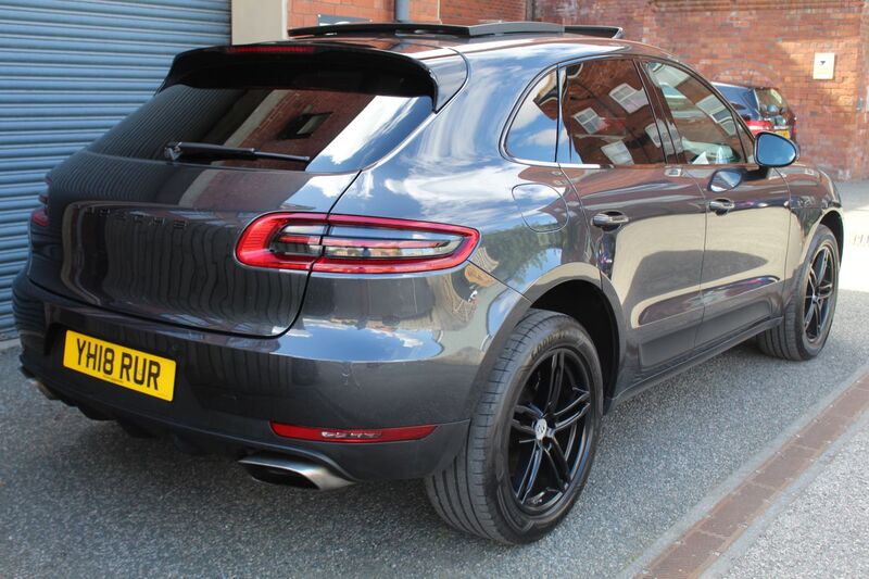 PORSCHE MACAN