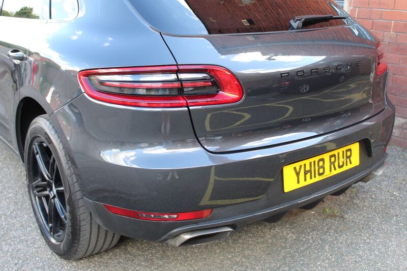 PORSCHE MACAN